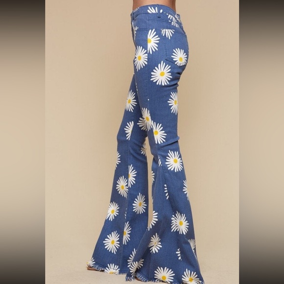 ⛔️SOLD⛔️Altar'd State High Rise Ultra Flare 70's Inspired Daisy Print Blue Jeans - Picture 4 of 11